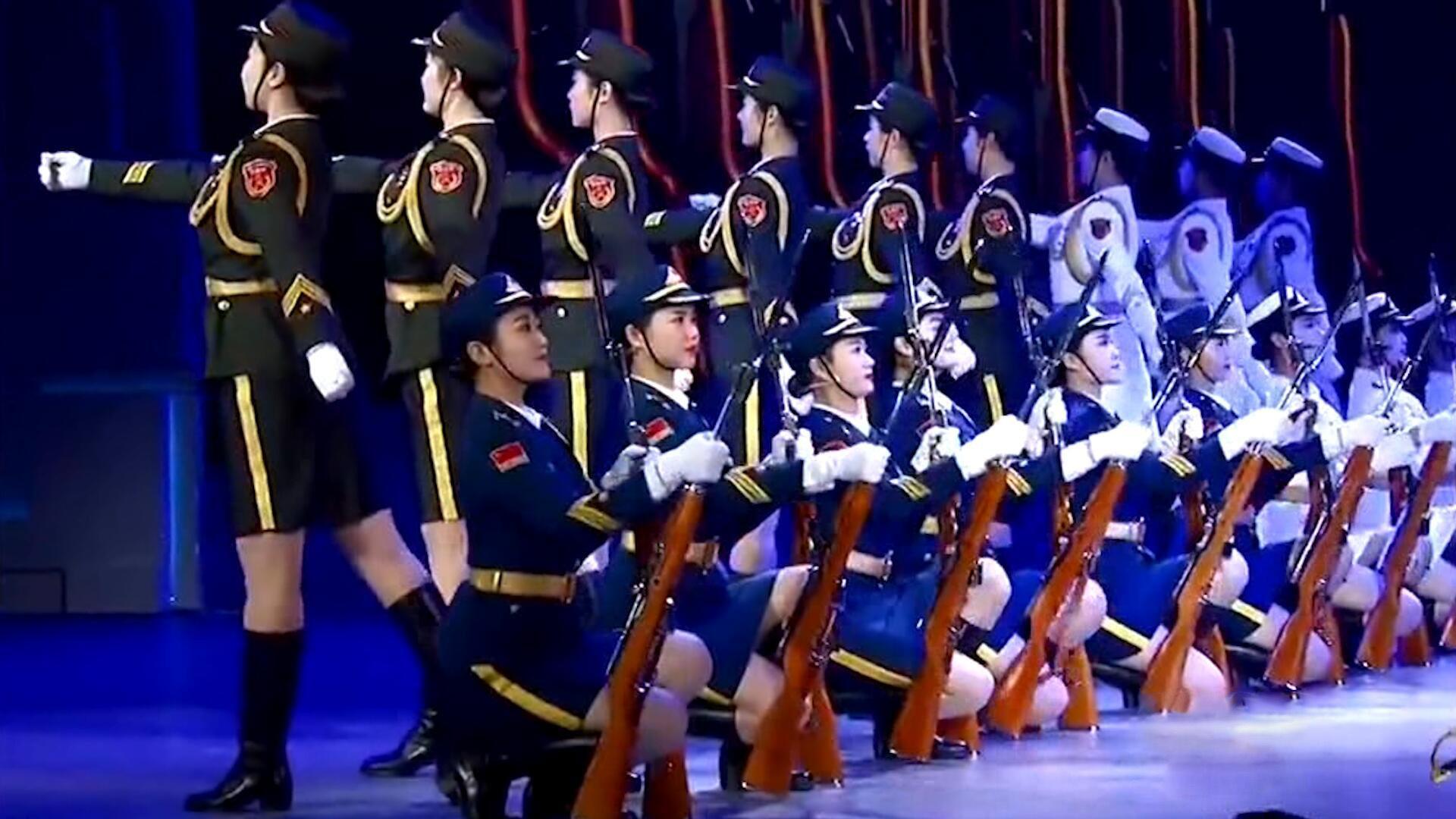 三軍女兵隊(duì)跳舞，展現(xiàn)力量與柔美的完美結(jié)合，三軍女兵隊(duì)舞蹈，力量與柔美的完美交融