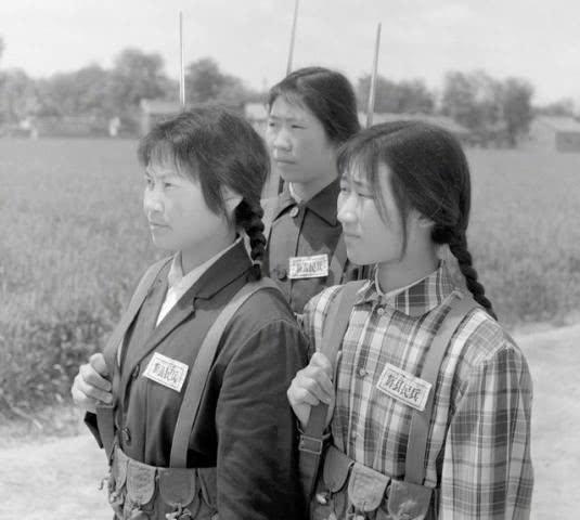 中國(guó)女兵老照片，歷史中的巾幗英雄形象展現(xiàn)，中國(guó)女兵老照片，歷史巾幗英雄形象展