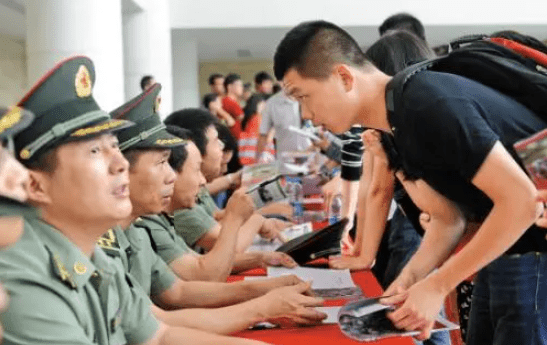 本科畢業(yè)大學(xué)生當兵政策2021，機遇與挑戰(zhàn)并存，本科畢業(yè)大學(xué)生當兵政策2021，機遇與挑戰(zhàn)并存解析