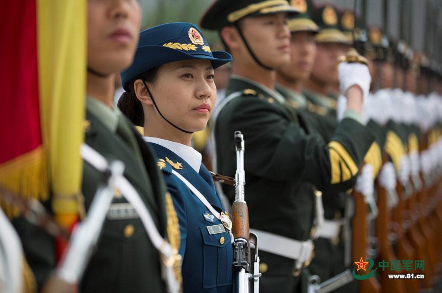 三軍儀仗隊(duì)女兵中隊(duì)，展現(xiàn)新時(shí)代巾幗英雄風(fēng)采，三軍儀仗隊(duì)女兵中隊(duì)，新時(shí)代巾幗英雄的風(fēng)采展現(xiàn)