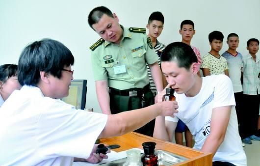 男兵體檢的尷尬圖，理解與尊重的重要性，男兵體檢中的尊重與理解的必要性，尷尬瞬間的思考